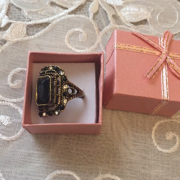 Unique Design ring - Picture 5 of 5